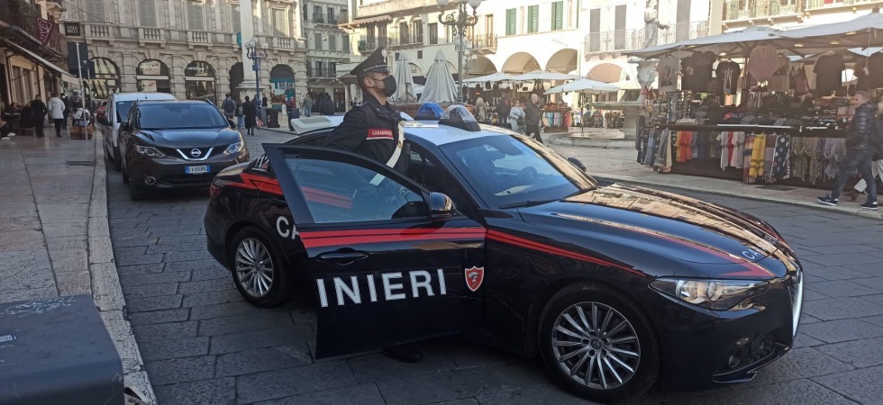 Tenta di rubare la bicicletta di un rider e i carabinieri lo trovano mentre cerca di appropriarsi di un altro mezzo