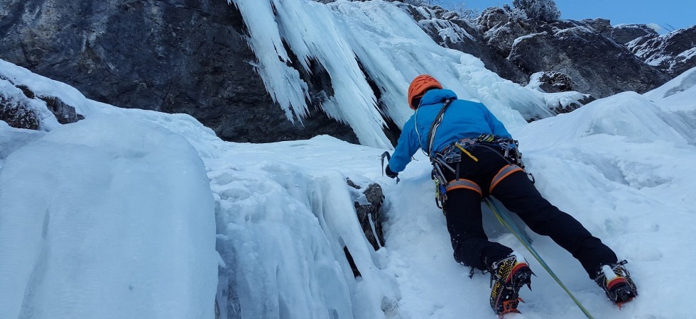 Foto Cheap Snow Gear Ltd https://www.cheapsnowgear.com/blogs/snow-news Scivola per circa 20 metri raggiungendo la cascata di ghiaccio fino a rompersi il casco