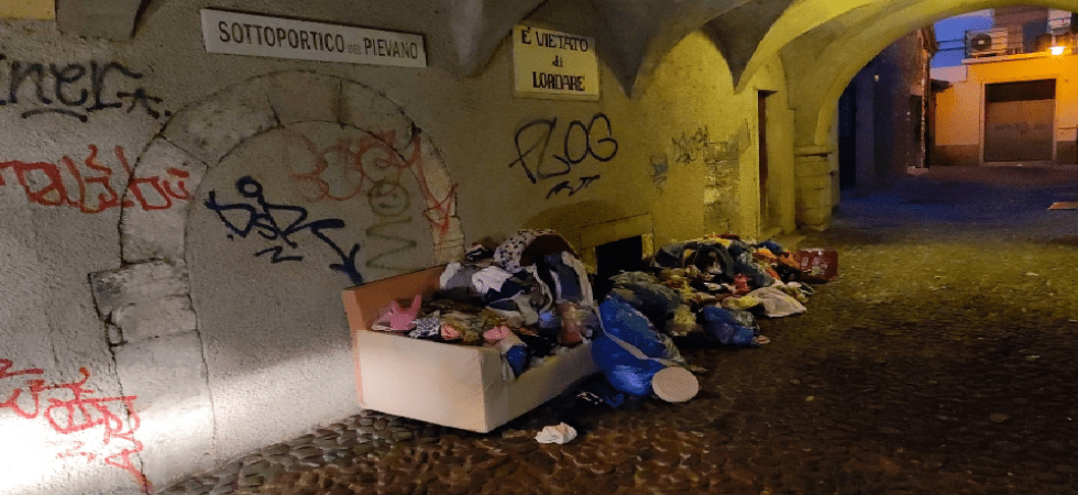 Sul muro l'insegna vietato lordare” ma subito sotto c'era una piccola discarica