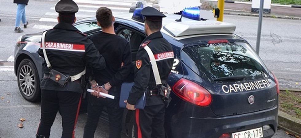 Un uomo ferito a colpi di spranga di ferro e mazza da baseball mentre passeggia in centro