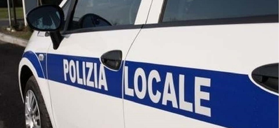 Mamma ubriaca con a bordo la figlia prova a seminare la pattuglia della polizia locale
