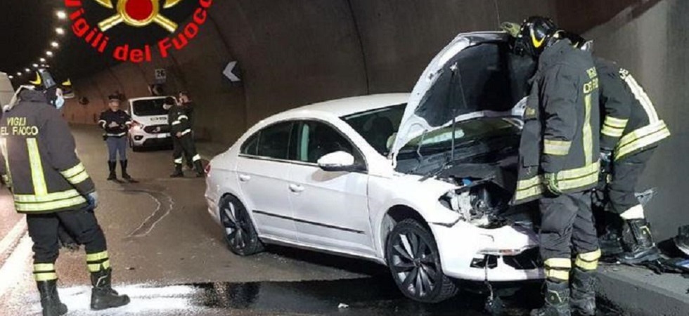 Perde il controllo dell'auto e si schianta contro il muro della galleria, un 35enne trasportato all'ospedale