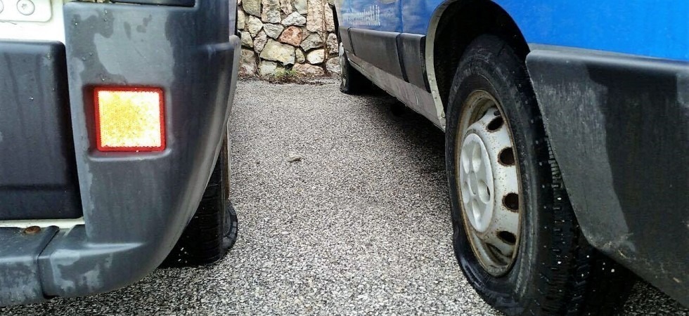 Foto d'archivio Era diventato l’incubo dei residenti, oltre 100 le auto colpite: preso il “foratore seriale” di pneumatici