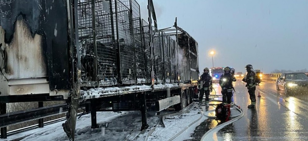 Mezzo pesante avvolto dalle fiamme in A22, distrutto il rimorchio