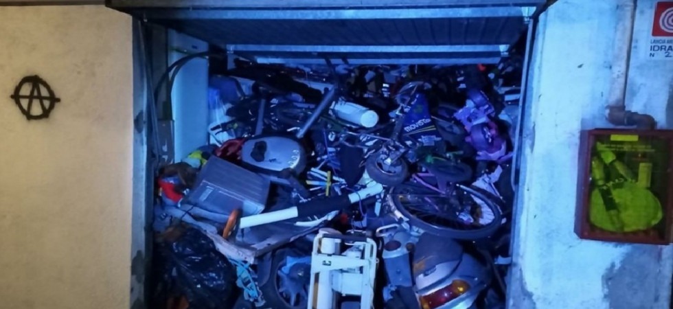 Da pezzi di bici a rifiuti e scarti di arredamenti, garage tra degrado e sporcizia: interviene la polizia locale