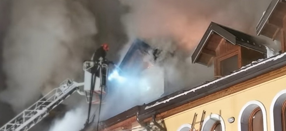 Fiamme in un condominio, i vigili del fuoco portano in salvo un residente