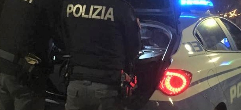 In macchina con hashish e cocaina, fermato dalla polizia abbassa il finestrino ed esce un odore fortissimo