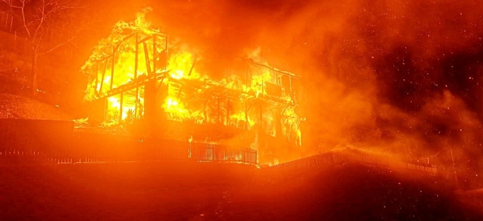 Vasto incendio nella notte, le fiamme distruggono un fienile