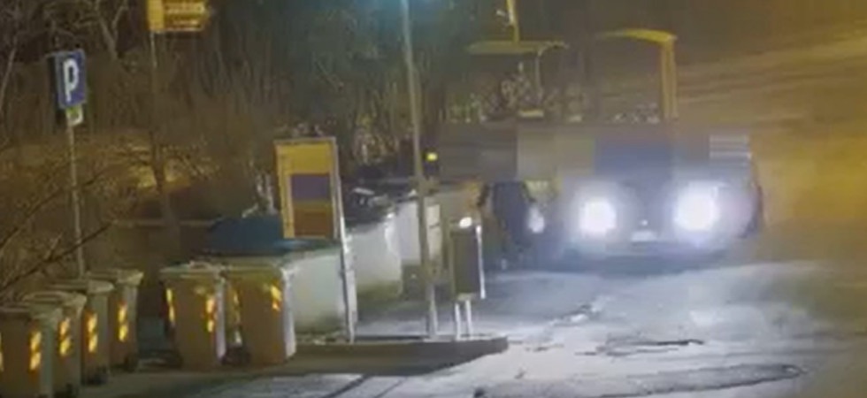 Arriva con l'auto e getta l'immondizia all'esterno dei cassonetti