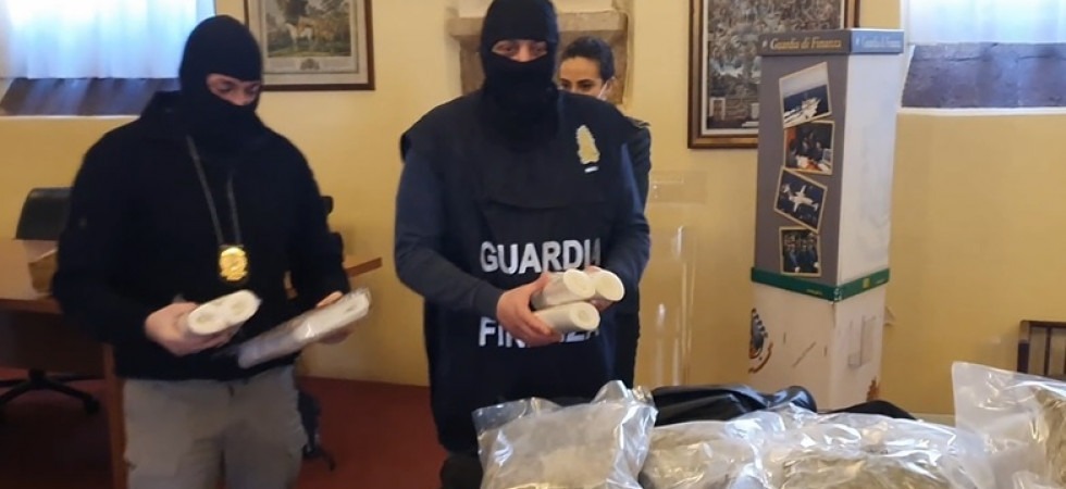 Nascondevano la droga negli autotreni per farla arrivare nel nord Italia