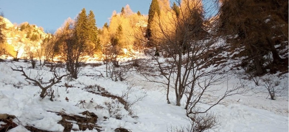Scivola mentre attraversa un tratto innevato del sentiero, escursionista precipita per 100 metri nel canalone