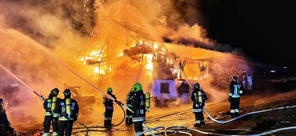 Foto e video dei Vigili del fuoco volontari di S. Maddalena Casies Un fienile divorato dalle fiamme in Alto Adige