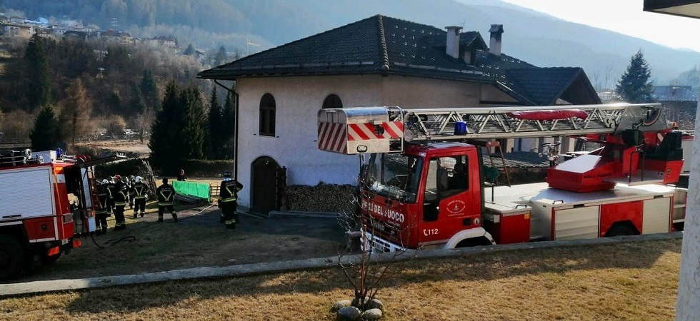 Incendio in un’abitazione, per domare le fiamme intervengono tre corpi dei vigili del fuoco