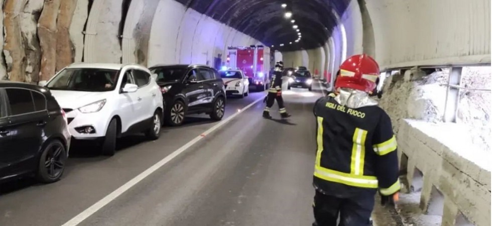 Tamponamento a catena in galleria per la viabilità modificata e la distrazione dei conducenti