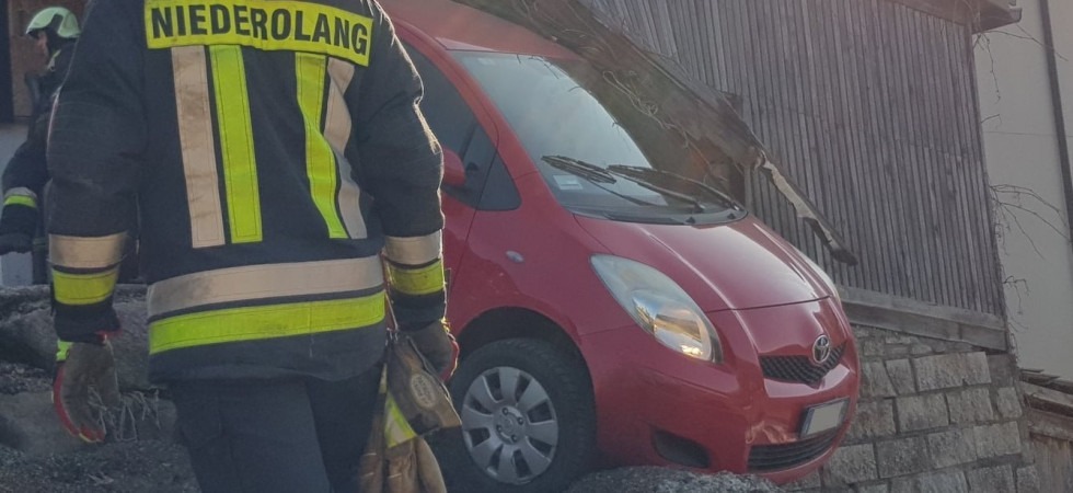 Sbaglia la manovra per il parcheggio e l'auto supera il muretto finendo contro la casa