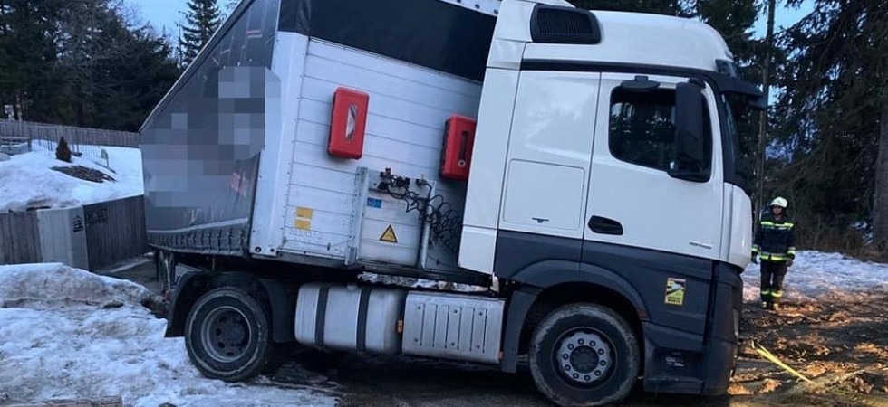 Strada troppo stretta, il camion tenta di svoltare ma rimane bloccato: l'intervento dei pompieri con il verricello