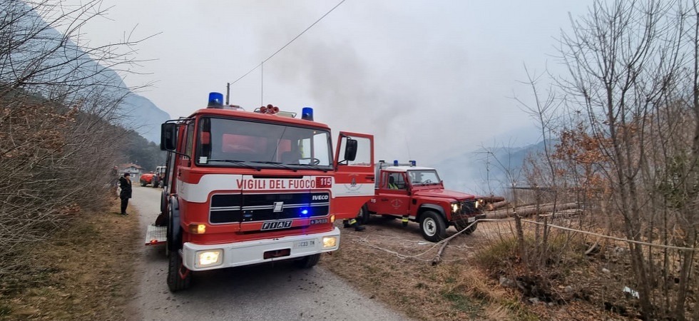 Rogo nell'Alto Garda, i vigili del fuoco spengono un incendio boschivo e una catasta di legna da 100 quintali