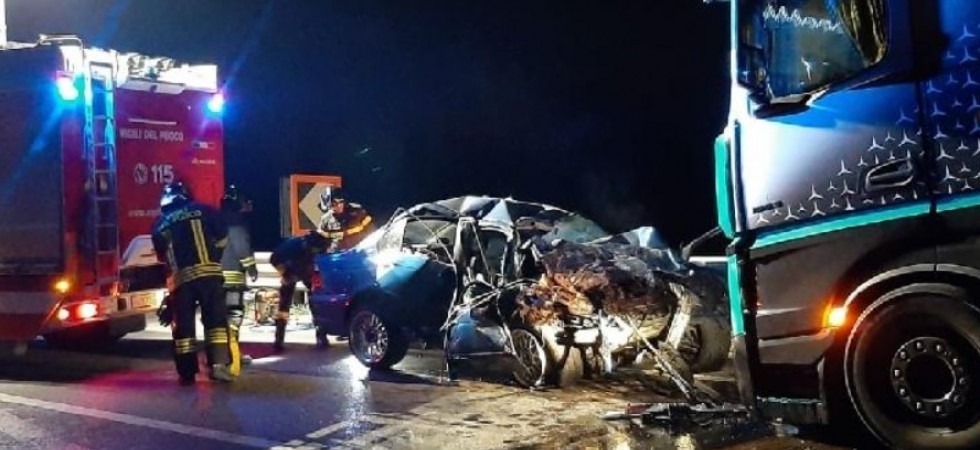 Terribile schianto frontale nella notte auto - camion: un giovane di 24 anni è morto
