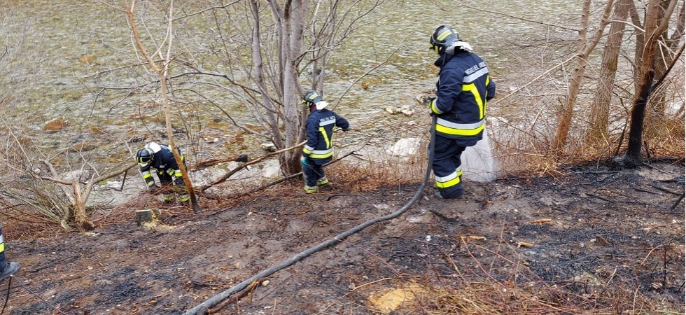 Alcuni ragazzi accendono un falò ma le fiamme si propagano: bruciano 100 metri quadrati di erba e sterpaglie tra il fiume e