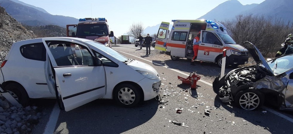 Schianto frontale tra due auto nell'Alto Garda, tre giovani trasportati all'ospedale