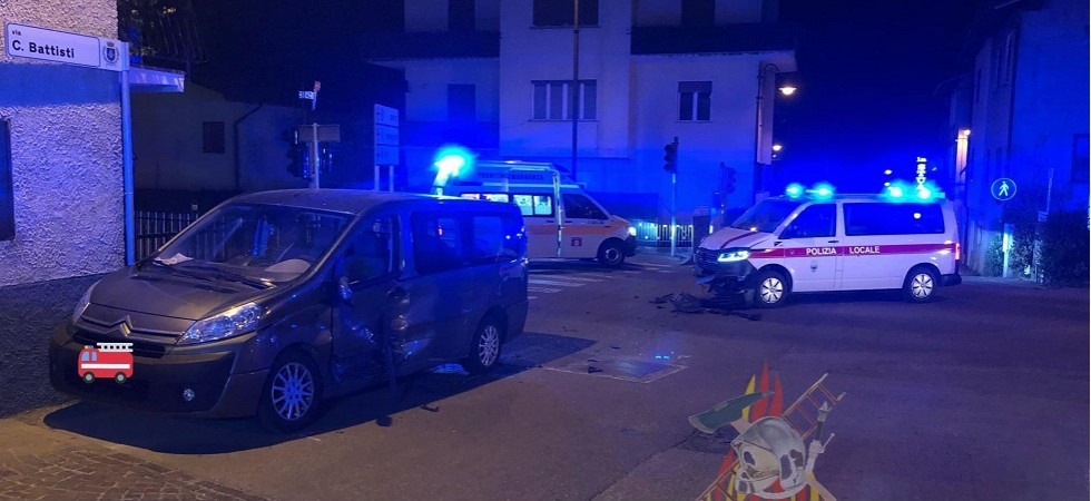 Schianto tra una vettura e un'auto della polizia locale
