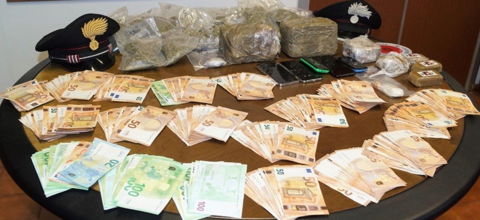 Pedinato dai militari in borghese, in casa aveva 3 chilogrammi e mezzo di droga e 20mila euro in contanti: nei guai un 27enne