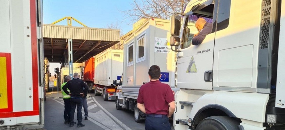 La protezione civile e l’auto ucraina con il cartello scritto a mano: “Ditu (bambini)”