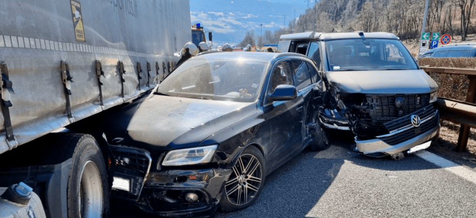 Tamponata da un furgone e schiacciata da un autoarticolato, grave incidente sull'A22