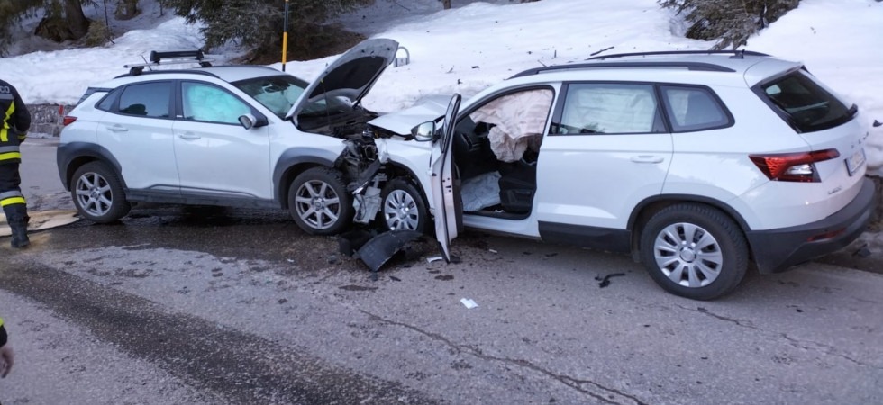 Violento schianto frontale sulla SS50, due persone trasportate in ospedale