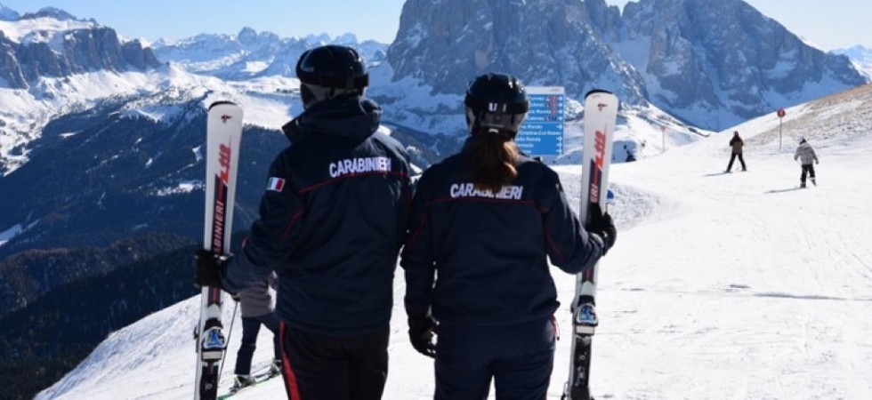 Rubano degli sci lasciati incustoditi e tornano in albergo: una coppia di turisti viene ripresa dalle telecamere di