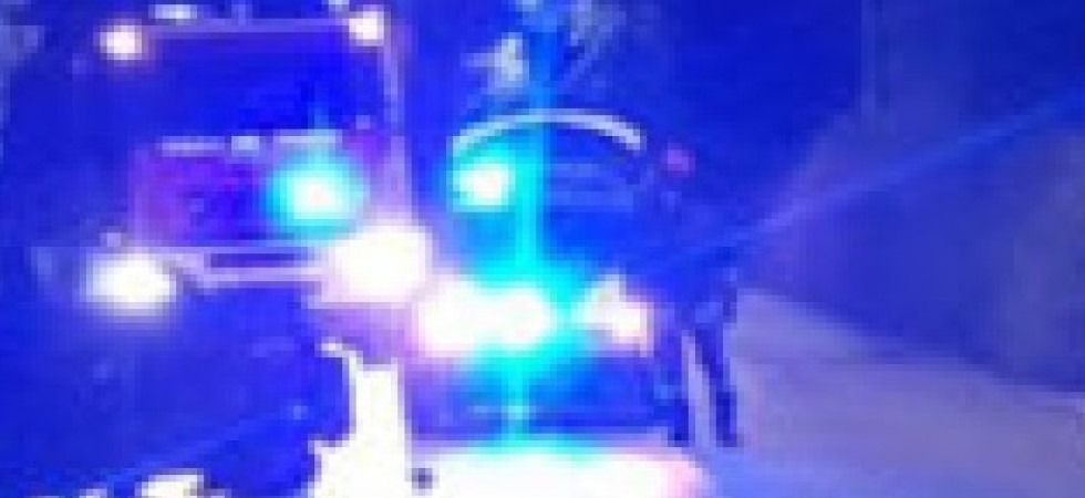 Tremendo schianto frontale nella notte, un'auto ha preso fuoco