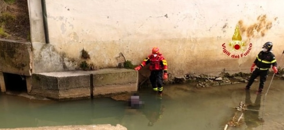 Trovato un cadavere nel torrente, l'allarme lanciato da un cittadino che ha visto riaffiorare il corpo