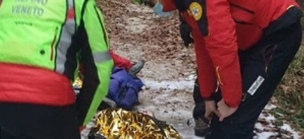 Scivola su una lastra di ghiaccio lungo la via Crucis, 61enne trasportata in ospedale