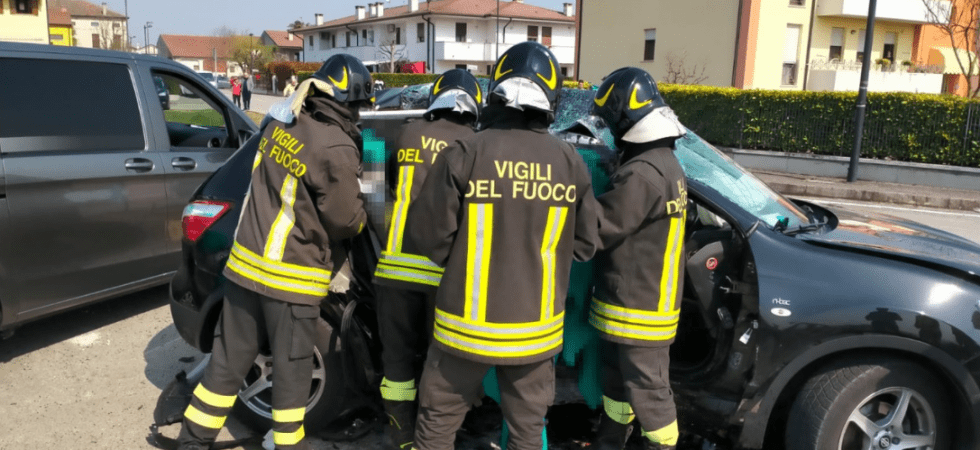 Tragico schianto moto-auto: muoiono il centauro ed una mamma con la figlia di 7 anni