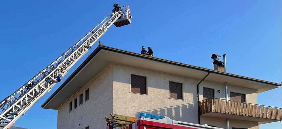 Il fumo invade le stanze, accorrono tre corpi dei vigili del fuoco per spegnere il principio d'incendio partito dal camino