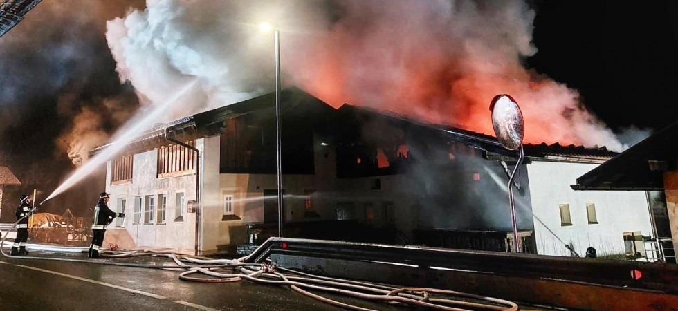 Tremendo incendio nella notte, le fiamme distruggono un'abitazione