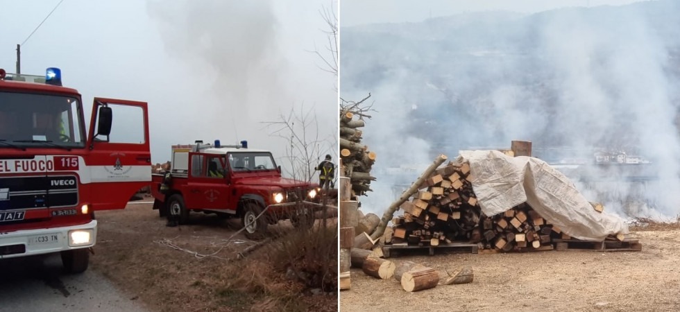 Fiamme vicino al bosco e ad una catasta di 100 quintali di legna, vigili del fuoco in azione