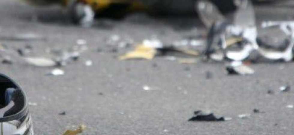 Sbanda con la moto finisce contro una recinzione e poi travolto da un'auto
