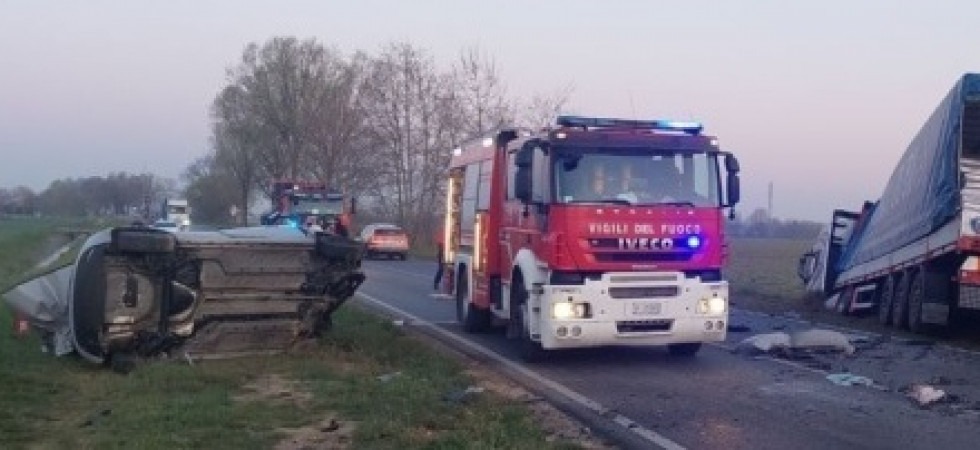 Tremendo schianto all'alba, auto contro un camion: un giovane di appena 20 anni è morto