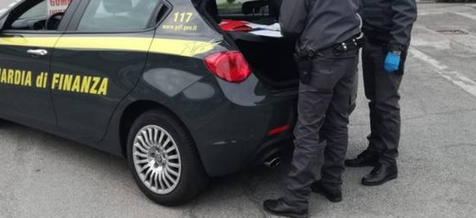 Urla e spintoni, marito e moglie parrucchieri aggrediscono i finanzieri durante un controllo fiscale