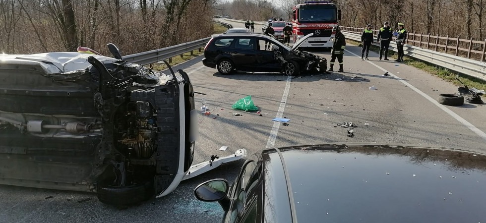 Violento schianto tra 4 auto, un mezzo si ribalta: una persona estratta dalle lamiere