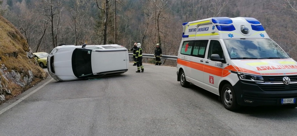 Perde il controllo dell'auto e si ribalta in mezzo alla strada, momenti di paura sulla Sp75 per un 78enne