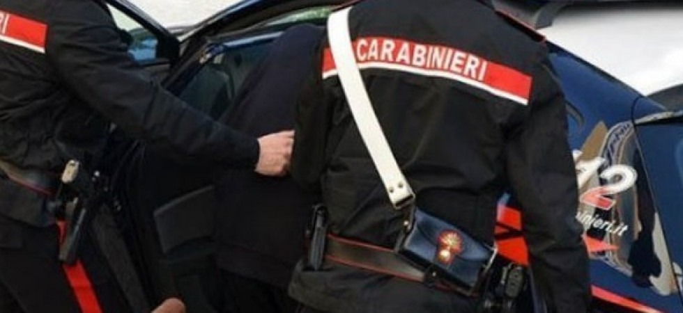 Espulso dall'Italia viene ritrovato a passeggiare per il centro di Cles: 28enne finisce in carcere