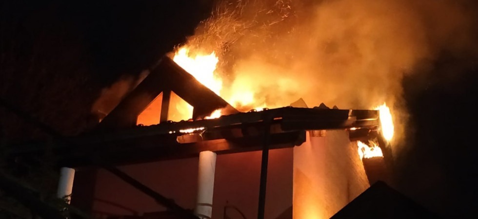 Paura nella notte, in fiamme il tetto di un'abitazione a Brentonico