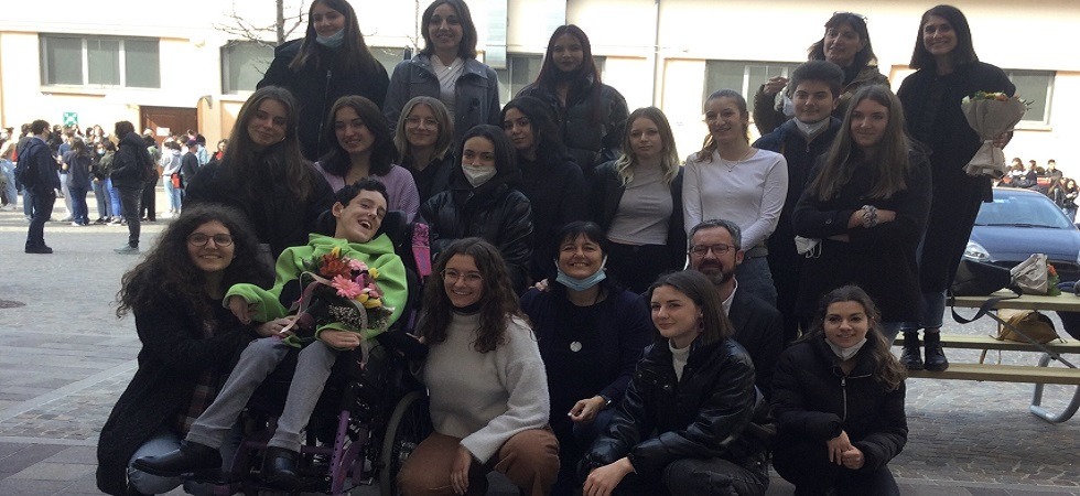 La storia di Beatrice al liceo Scholl, tra i sorrisi dei compagni e le difficoltà del lockdown fino alla maturità