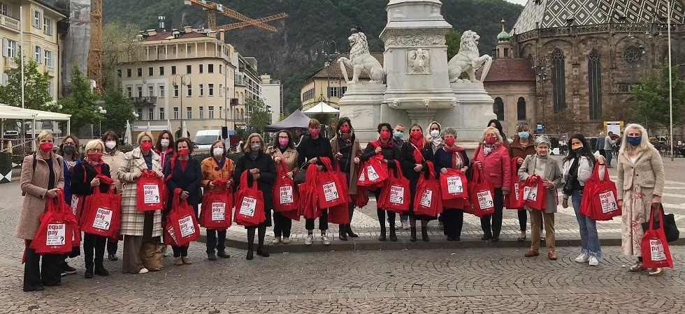“Vogliamo essere pagate come gli uomini”, le donne altoatesine che si battono per l’Equal Pay: “Basta discriminazioni”