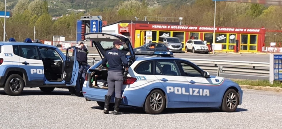Ubriaco alla guida del camion danneggia alcuni veicoli infilandosi nelle strette strade del paese