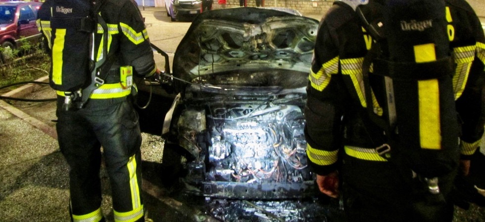 Le fiamme avvolgono l'auto alimentata a gas: attimi di paura in zona industriale a Bolzano