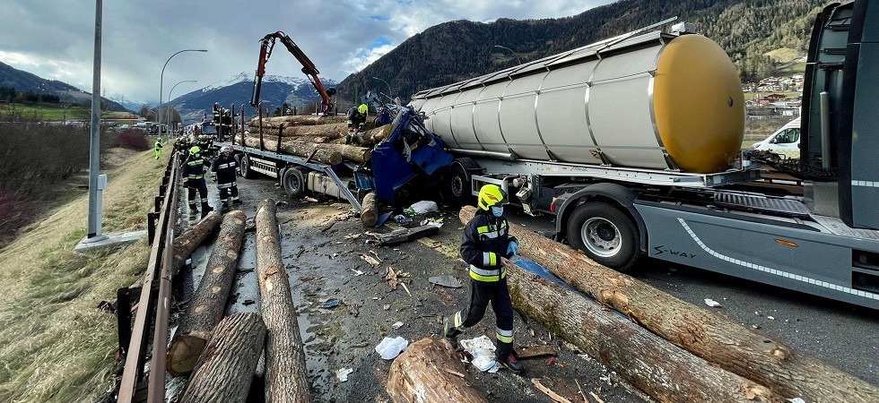 Altra tragedia sull'A22, scontro tra due mezzi pesanti: un conducente muore tra le lamiere della cabina