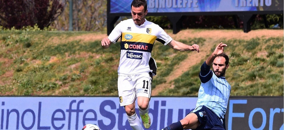 Calcio serie C. Tripletta e lacrime per Bocalon: il doge'' trascina il Trento alla vittoria ma va ai playout
